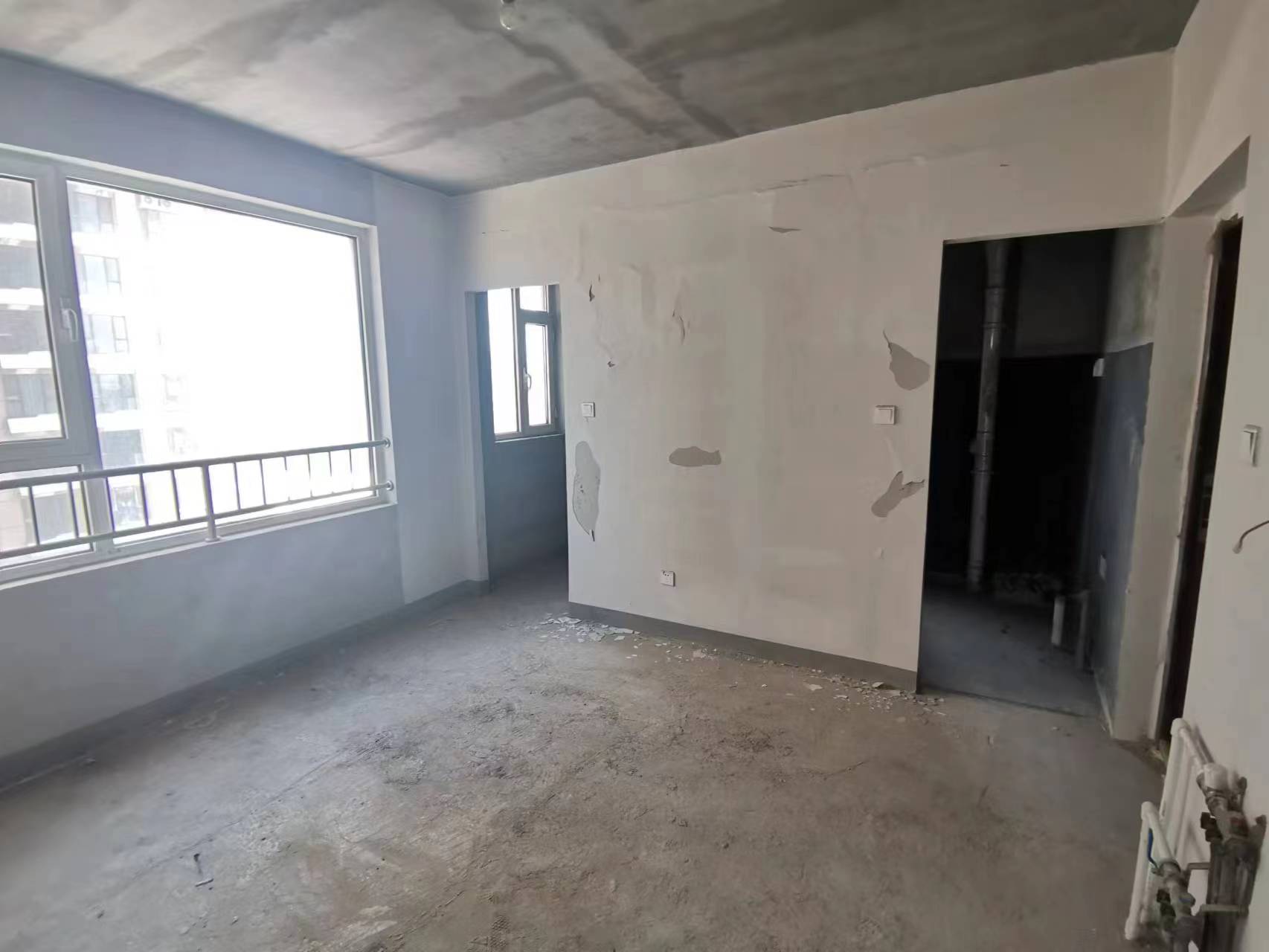 中心醫(yī)院附近 貿(mào)易街東頭 電梯房 新交房 大型小區(qū) 需全款 押尾款