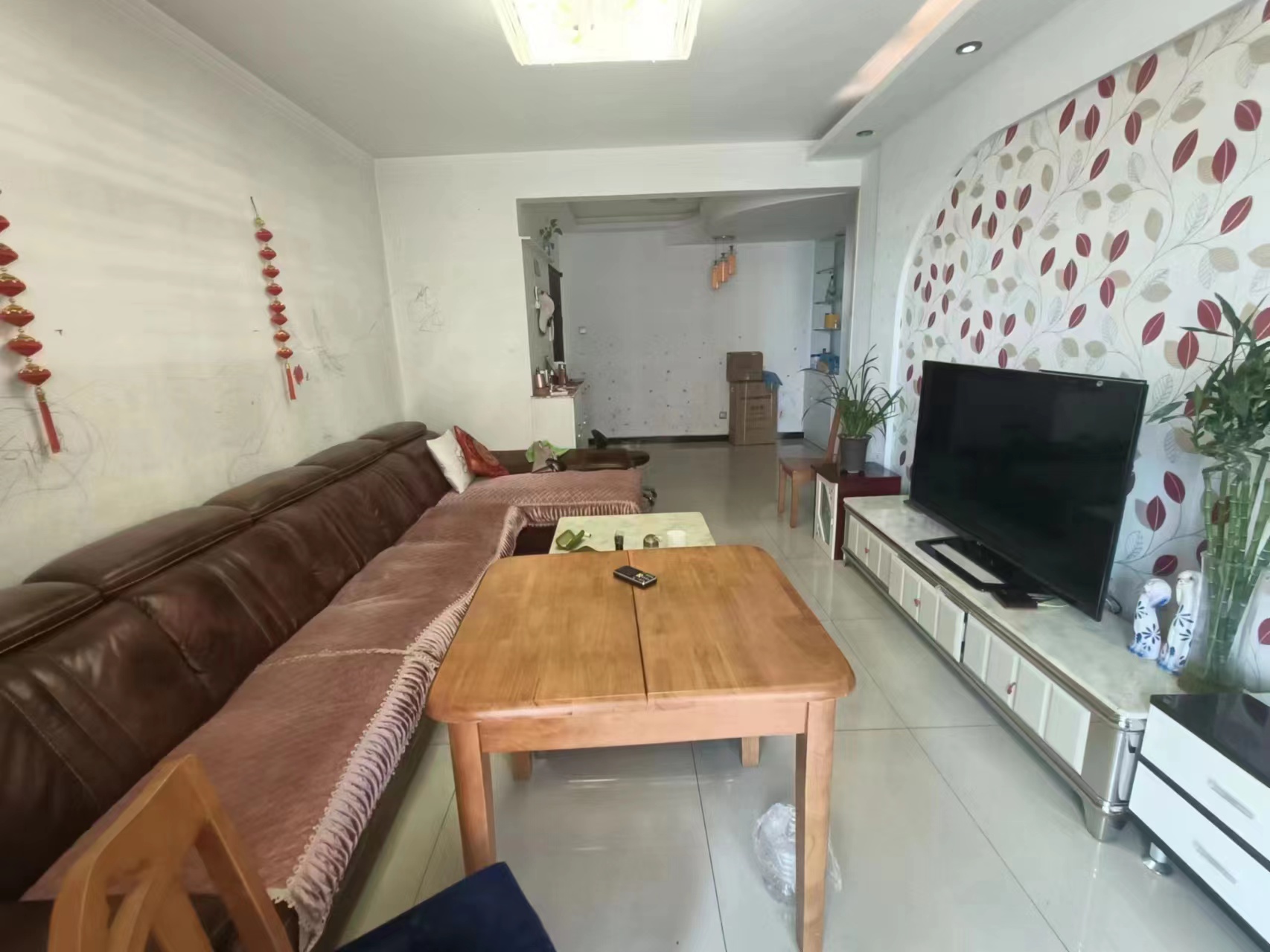 陽(yáng)春小區(qū)，兩居室，家具家電齊全可拎包入住，有鑰匙隨時(shí)看房